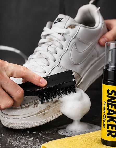 Limpiando una zapatilla blanca con el cepillo y la espuma del kit
